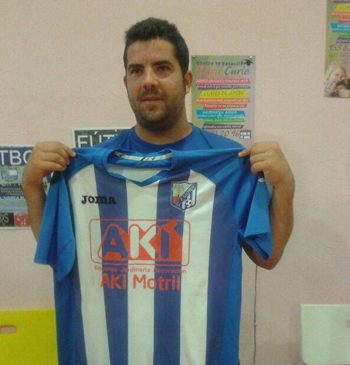 Romario posa con su nueva camiseta 
