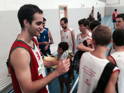 Luis López firmando autógrafos a los participantes en el Campus 