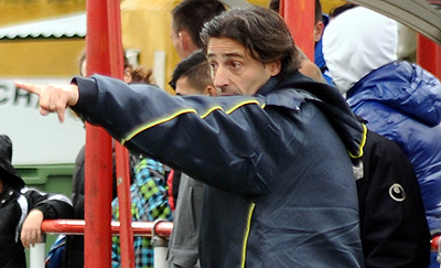 Dezotti dando intrucciones desde la banda (BALDOMERO)