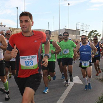Tomás Bustos intenta progresar entre los numerosos participantes 