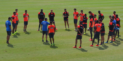 Caparrós ha carchalo con los jugadores antes del entrenamiento (GRANADA CF)