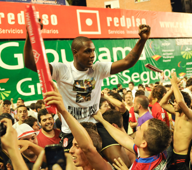 Ighalo celebra con la afición la permanencia en Primera (BALDOMERO)