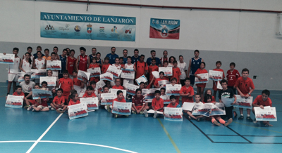 Los participantes posan con sus diplomas acreditativos 