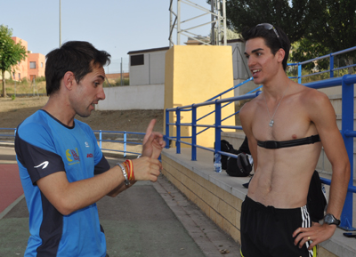 Garzón y Amezcua dialogan antes de un entrenamiento 