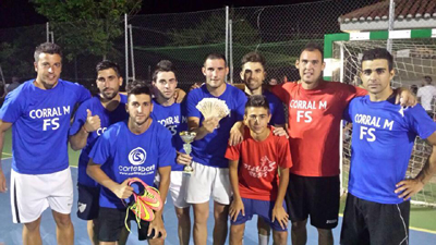 Los ganadores posan con el trofeo y el premio en metálico 