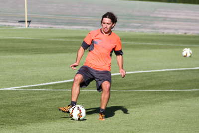 Iturra controla un balón durante la pretemporada (GRJ)