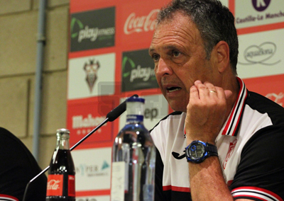 Caparrós en rueda de prensa tras medirse al Albacete (HUGO PIÑA 5+eD)