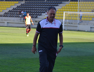 Caparrós inspecciona el terreno de juego antes del encuentro (GRANADA CF)