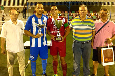 Los capitanes de ambos equipos antes del inicio del amistoso (GRJ)