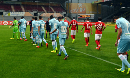 Los jugador nazaríes a su salida al terreno de juego (GRANADA CF)