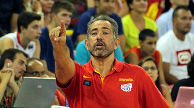 Orenga da instrucciones a sus jugadores (JOSÉ M. ROMERO)