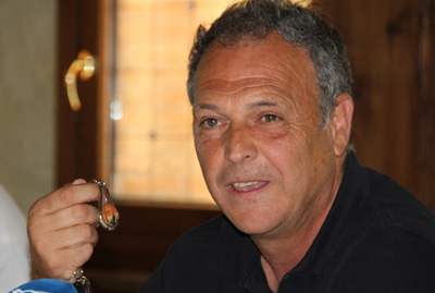 Caparrós muestra un llavero de Fary Leopoldo, obsequio de un aficionado (GRJ)