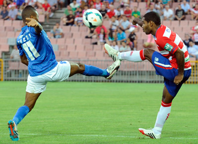 Angulo lucha por un balón en el Trofeo Diputación de la pasada temporada 