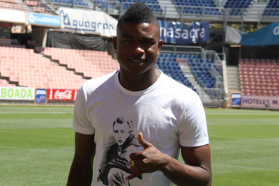 Córdoba ha posado en el césped de Los Cármenes como nuevo jugador rojiblanco