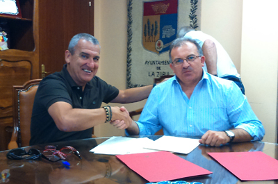 Firma del acuerdo entre Ricardo Albis y José Torregrosa (GRANADA CF)