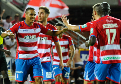 El Arabi celebra con sus compañeros su gol en el partido de presentación (J. M. BALDOMERO)