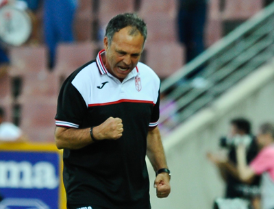 Caparrós celebra con rabia uno de los tantos del Granada (J. M. BALDOMERO)