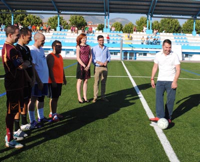 Noel López durante el saque de honor 