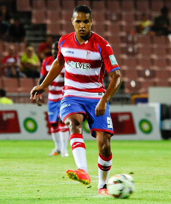 El Arabi en una jugada ante el Atletico Tetuán (BALDOMERO)
