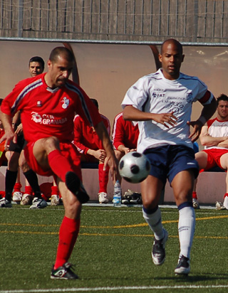 Jesús León despeja el balón ante Thompson (BALDOMERO)