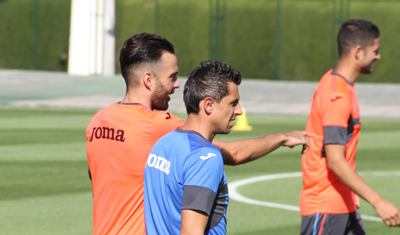 Borja Gómez dialoga con Roberto en uno de los entrenamentos 