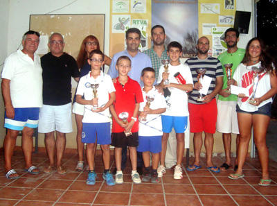 Los finalistas del torneo junto a las autoridades locales 