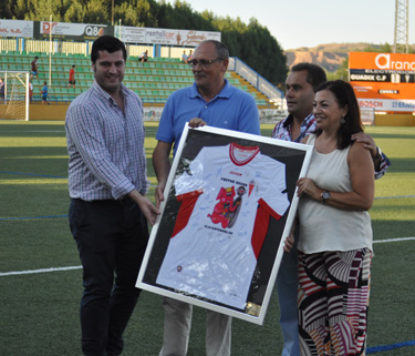Momento de la entrega de la camiseta firmada 
