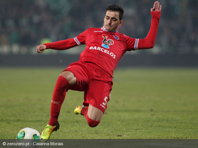 Luis Martins se lanza a por un balón en un encuentro con el Gil Vicente 