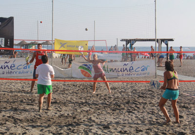 Uno de los partidos del torneo de tenis playa 