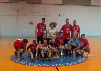 El equipo ganador del torneo posa con su trofeo 