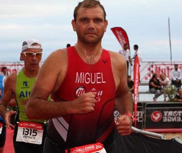 El triatleta motrileño completando una prueba anterior 