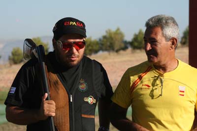 Alberto Fernández junto a su entrenador 