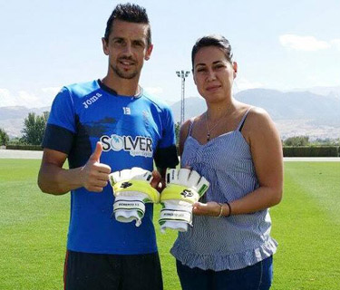 Roberto ha donado sus guantes para el evento benefico (G19)