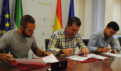 Momento de la firma del convenio en Maracena (GRJ)