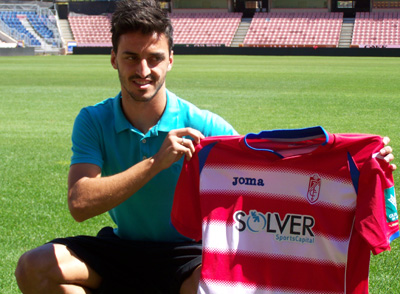 Luis Martins posa con su nueva camiseta (GRJ)