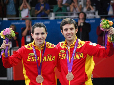 Ruiz y Cardona posan con sus medallas 