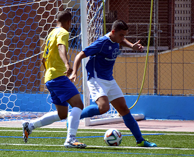Un jugador maracenero con un jugador melillense (LÁZARO)