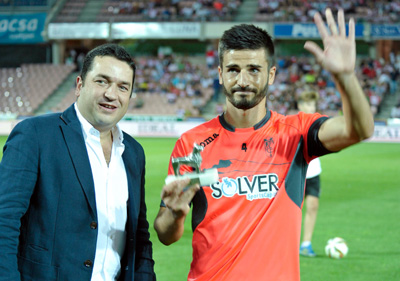 Fran Rico recogió un trofeo antes del inicio del encuentro (BALDOMERO)