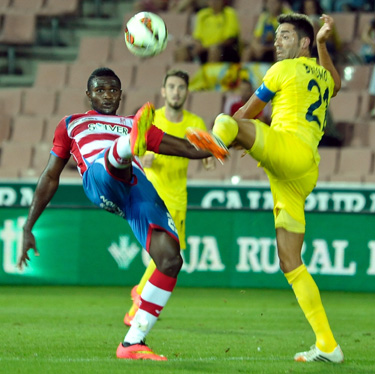 Succes controla el balón ante un jugador castellonense (JOSÉ M. BALDOMERO)