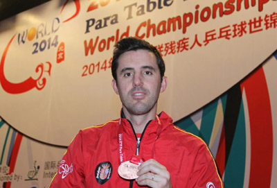 José Manuel Ruiz posa con su nueva medalla 