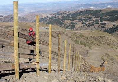 Colocación de los paravientos de madera de las pistas 