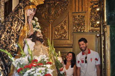 Uno de los momentos de la ofrenda floral a la Virgen 