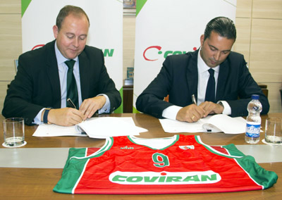 Luis Osuna y Óscar Fernández firman el acuerdo de patrocinio (GRJ)