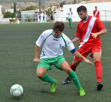 Una jugada del derbi local entre Huétor Vega y La Zubia (LÁZARO)