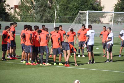 Caparrós da indicaciones a sus jugadores 