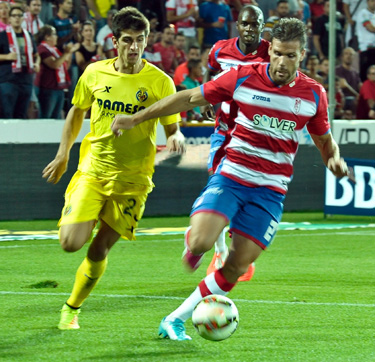 Héctor Yuste en una acción en el encuentro ante el Villarreal (BALDOMERO)