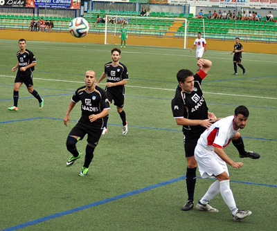 Una acción del derbi de la jornada entre Guadix CF y Loja CD (CASTILLO)