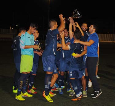 Los jugadores del Puerto de Motril celebran su triunfo 