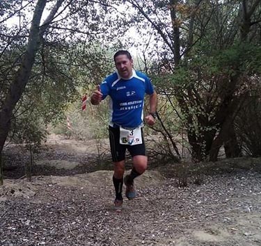 Tomás Bustos en pleno recorrido de montaña 