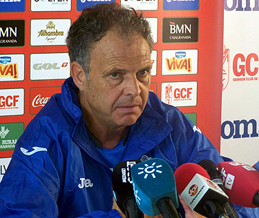 Caparrós en la rueda de prensa previa a medirse al Barcelona (GRJ)